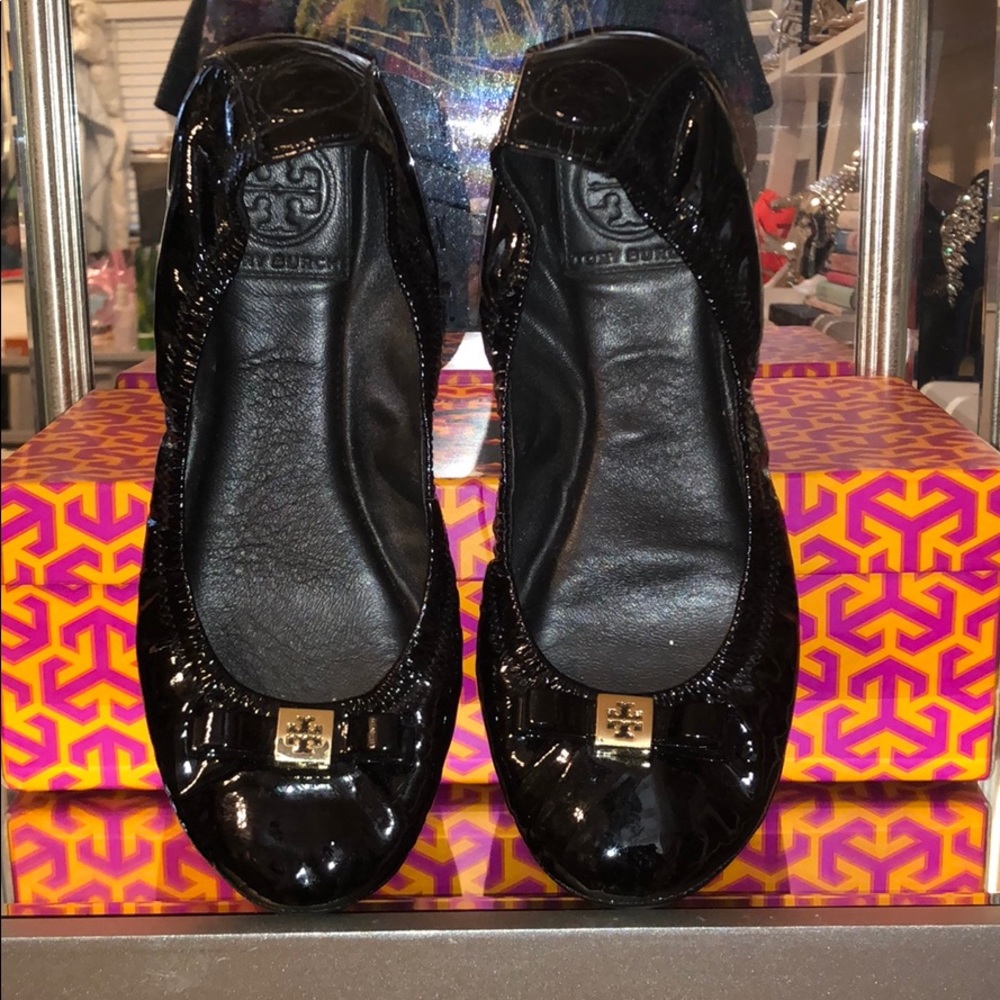 Tory Burch Blk Patent “Eddie” logo flats